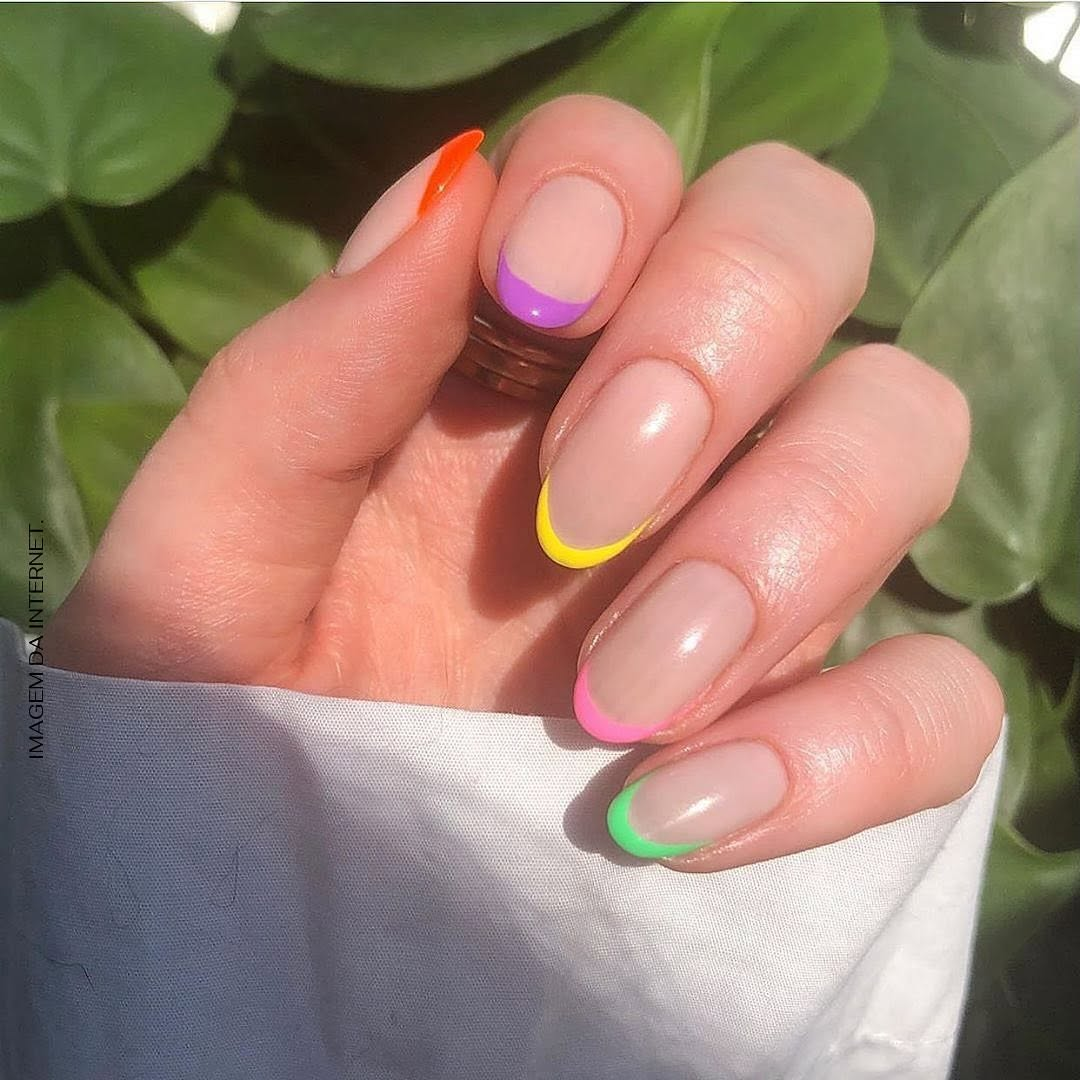 Unhas coloridas realizadas no S.M Studio de Beleza