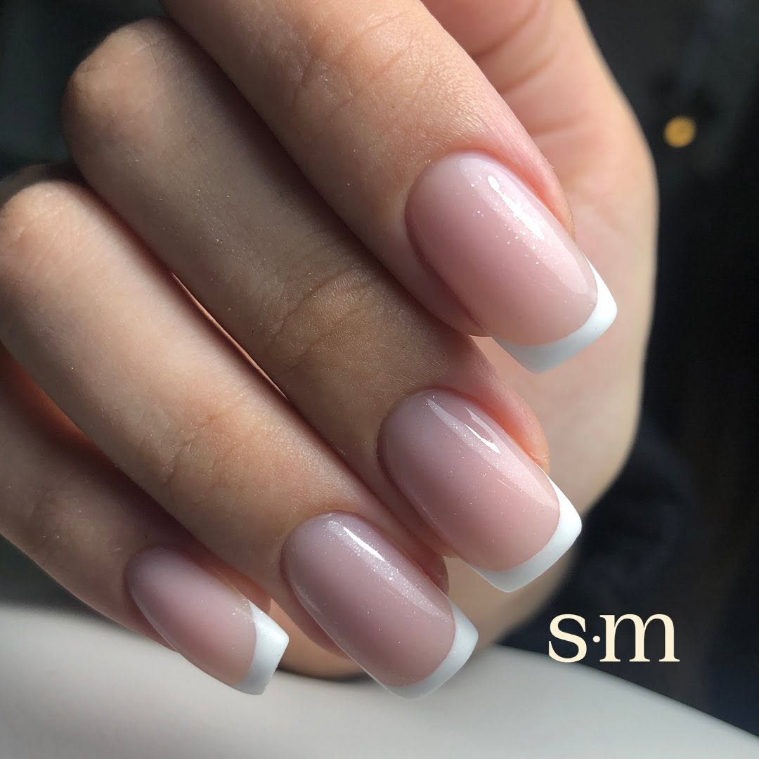 Manicure francesa realizada no S.M Studio de Beleza