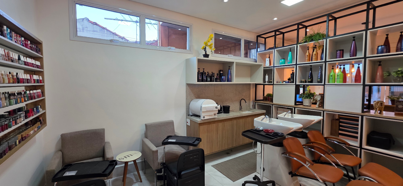 Espaço de manicure e lavatórios do S.M Studio de Beleza